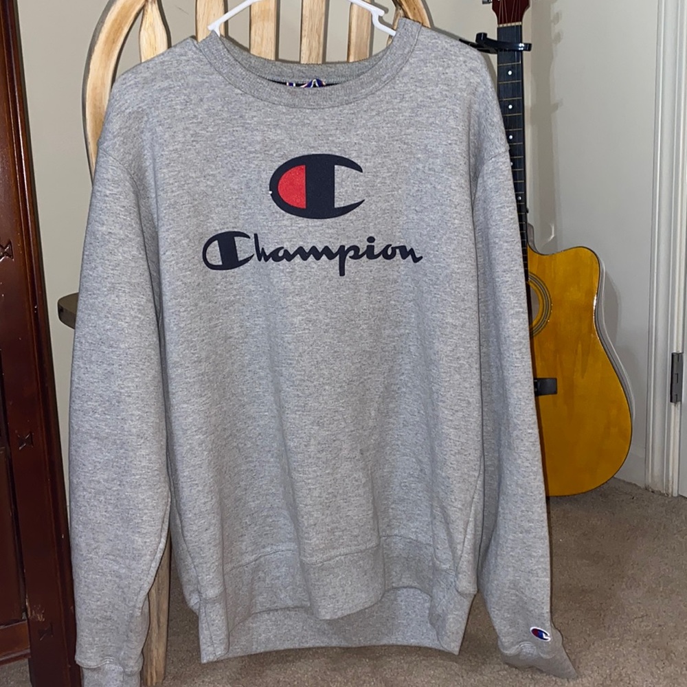 SIZE MEDIUM CHAMPION SWEATSHIRT